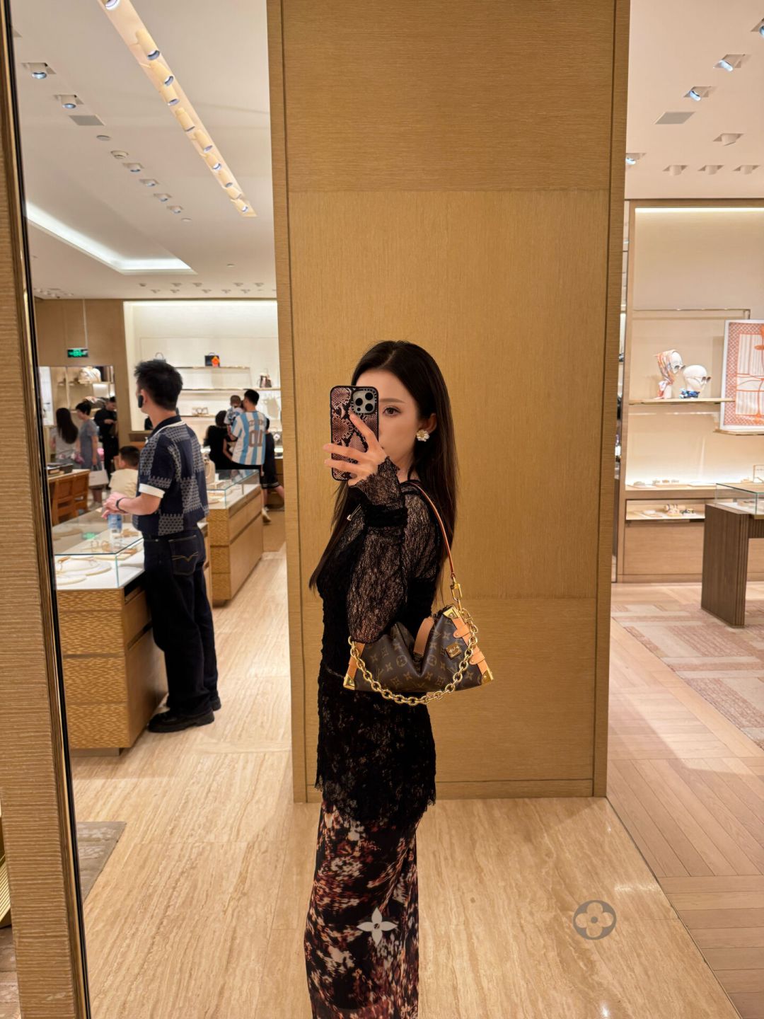 「中国客群需求-15%」撞上「不会大范围降价」:老花观望党的十月对账——把第一只LV的预算交出去之前,先把价梯、保值、渠道这三本账对完