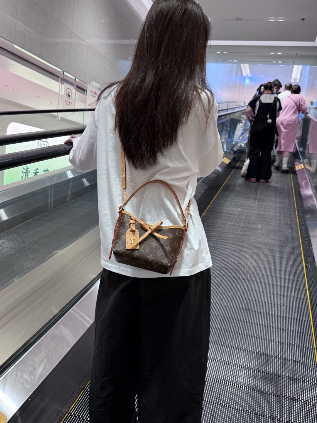 「中国客群需求-15%」撞上「不会大范围降价」:老花观望党的十月对账——把第一只LV的预算交出去之前,先把价梯、保值、渠道这三本账对完