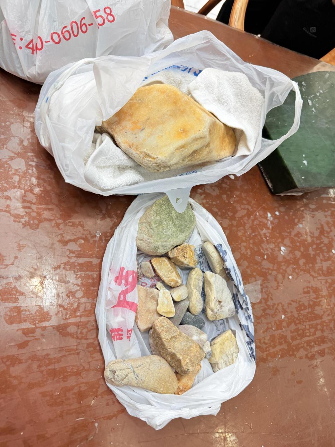 捡石头的人开始问