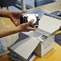 「X100VI黑色随便买、银色还在秒没」撞上「存储税喊你早买」：第一台相机党的国补冲刺期——把预算交给相机之前，先把价梯、额度、退路这三本账对完