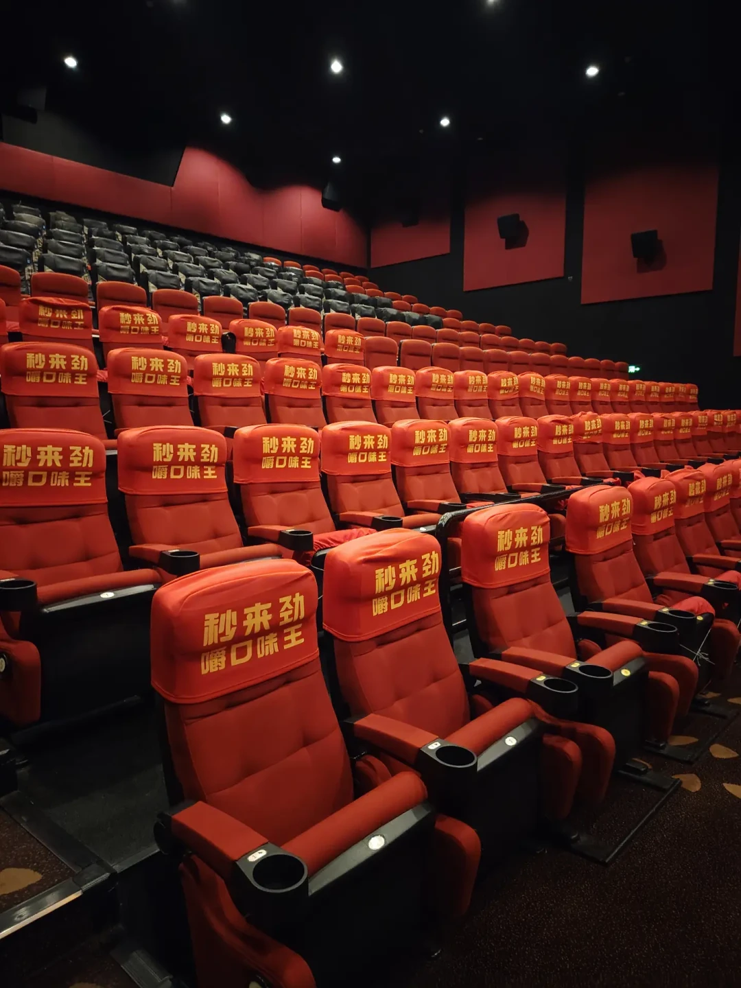 『烂番茄96%』撞上『不建议在电影院看』:万圣档恐怖党把票钱交给《生化危机:爆发夜》之前,先把尺度、结局、档期尾这三本账对完