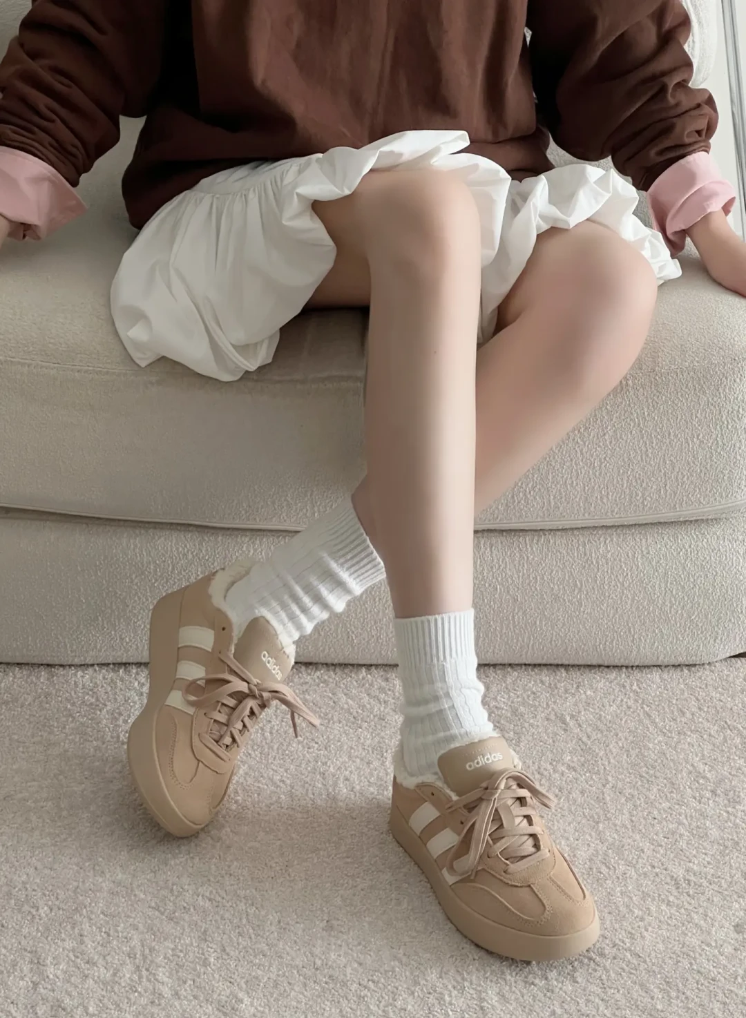 「李佳琦预告阿迪T头鞋170+」撞上「得物同款卖到588」:第一双T头鞋的预售夜,先把价梯、磨合、渠道这三本账对完再交定金