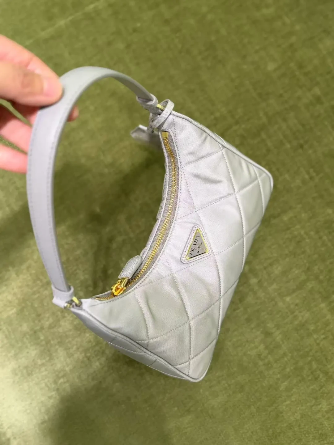 「今晚8点天猫双11预售开闸」撞上「专柜原价到手跌好多」：蹲 Prada 尼龙包的定金夜，先把价梯、残值、售后这三本账对完