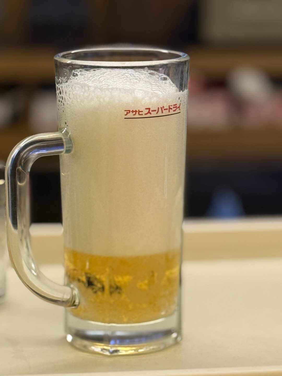 同款精酿,酒馆倒出来好喝两个档?先给你的杯子做次冷水测试——挂壁小气泡说明它没洗干净