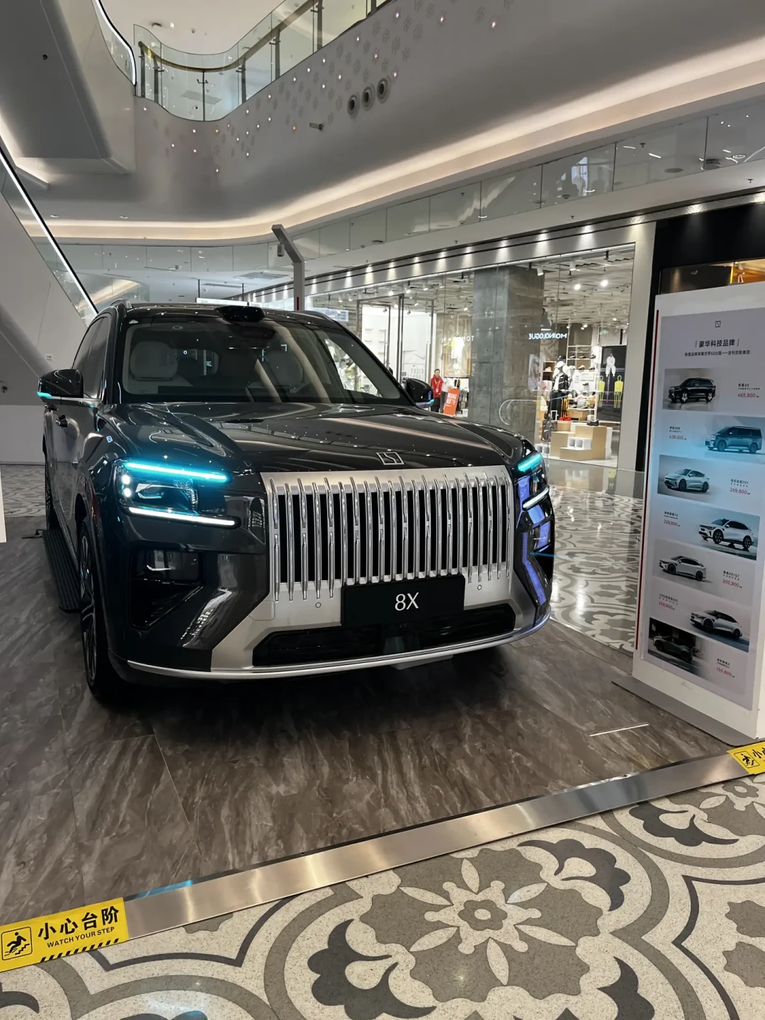 极氪8X官宣登顶混动SUV销量榜:凭什么能卖、坑在哪?