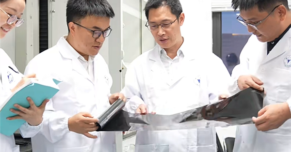 中国科学家造出理论上不存在材料 超强石墨烯膜 