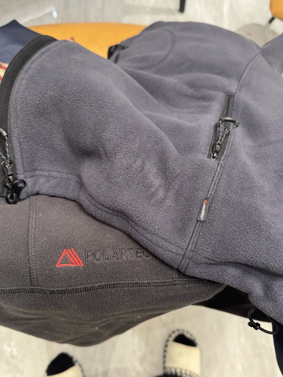 「家里的卫衣全扔了」1079赞 vs 「跟秋衣一样」43条评论:对完拼多多45.5的迪卡侬价签、做面料的「纹路做反了」和气象局「暖冬+寒潮偏多」的冬季预测,双11开抢这件抓绒是穿脱题,不是保暖题