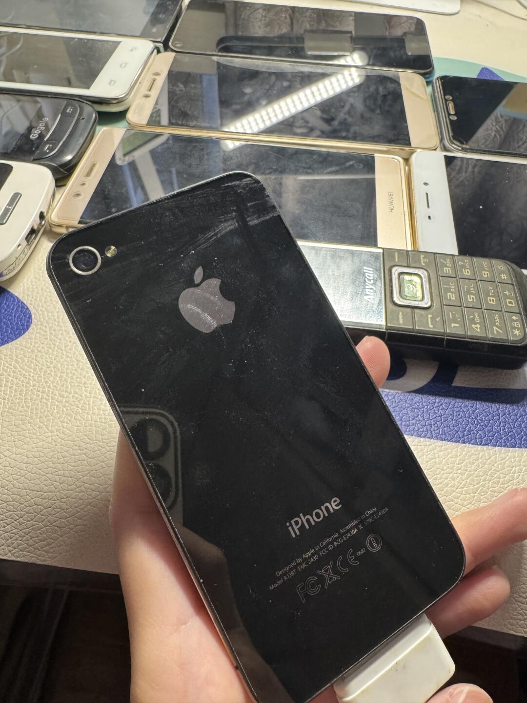 手持老款iPhone背面特写