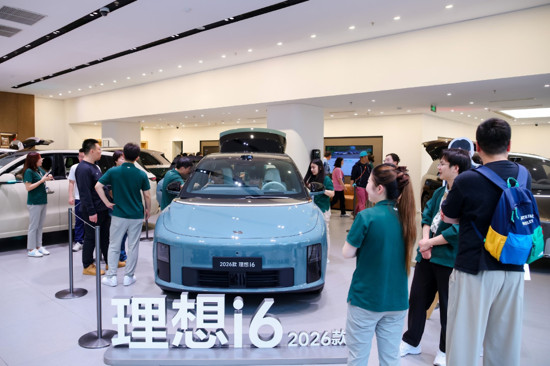 刘杰说“绝不降价”，评论区赌19.98万：26款理想i6上市前13天，我核完这五本账——升级减配的配置账、宁德出局的电池信任账、24.98万的价格锚点账、现款清库的保值账、等与不等的时间账——10月28日交定金前，先弄清哪些是官宣、哪些只是噪音