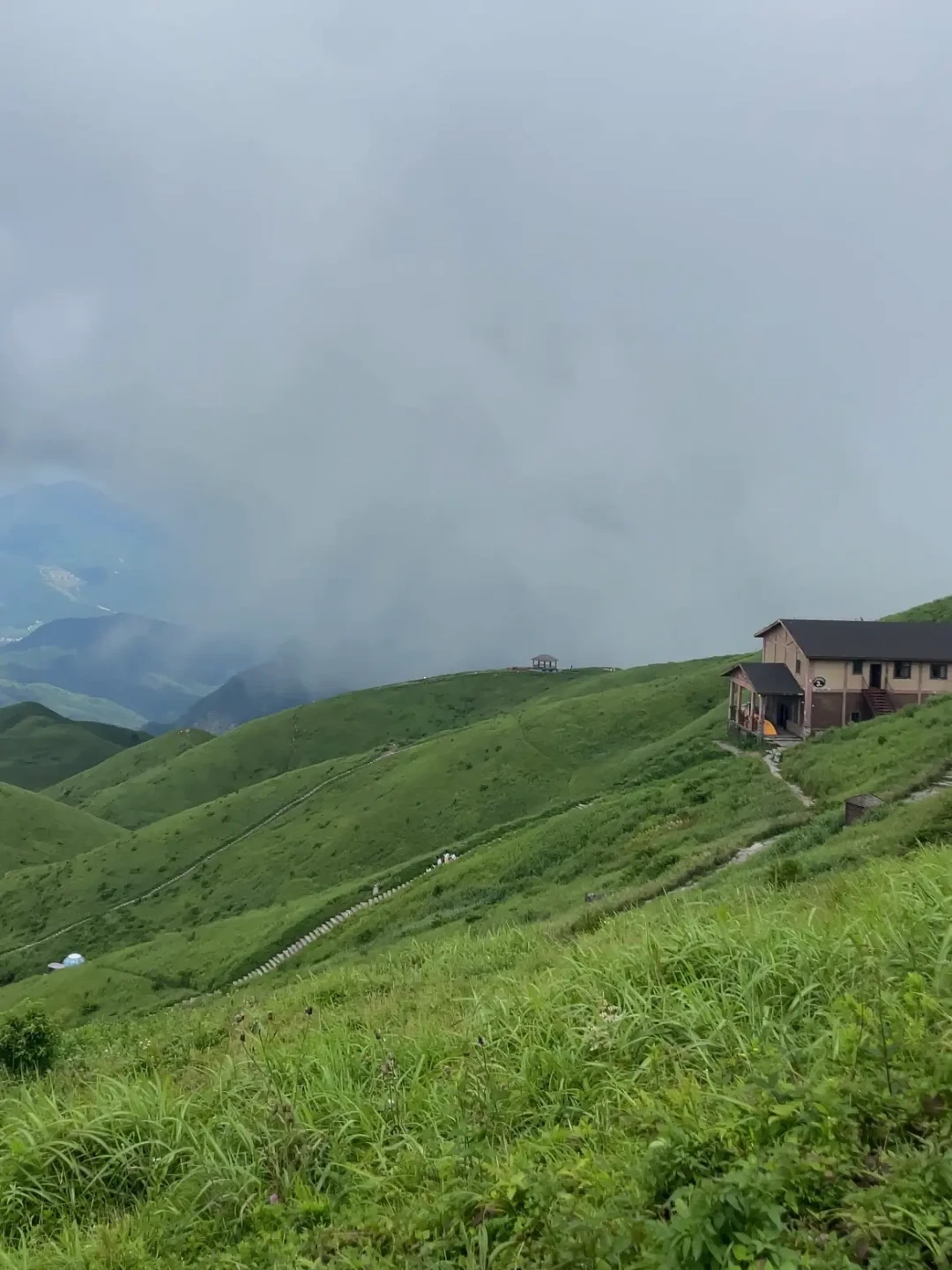 龙虎山的免费杖领光了:重阳陪爸妈登高,杖先穿腕带再