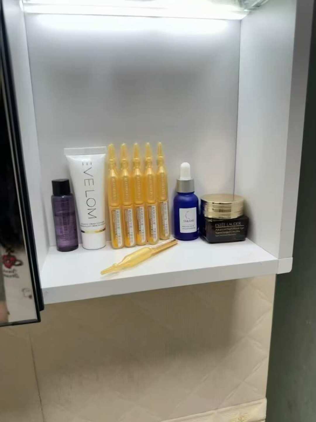 精简护肤的梳妆台：正装各留一支