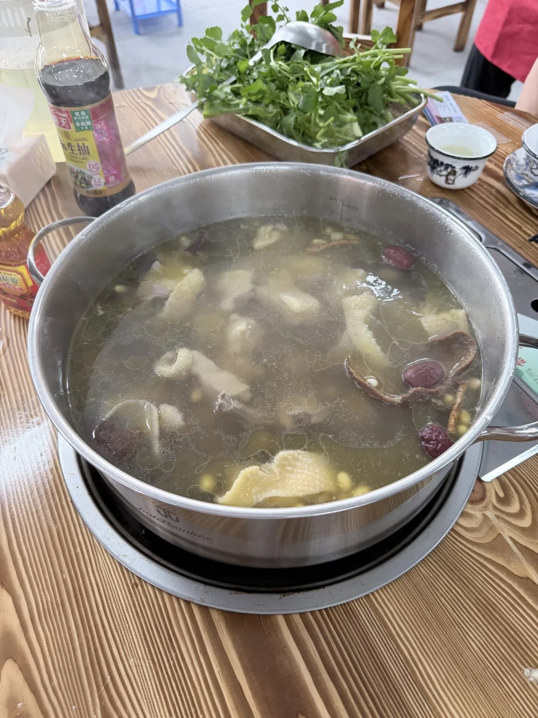 「莫氏鸡煲珠海店撑不满半年」撞上「十篇探店八篇软广」:蹲特色餐厅的探店党,这个10月出门前,先把流量、死活、软广、锅气这四本账对完