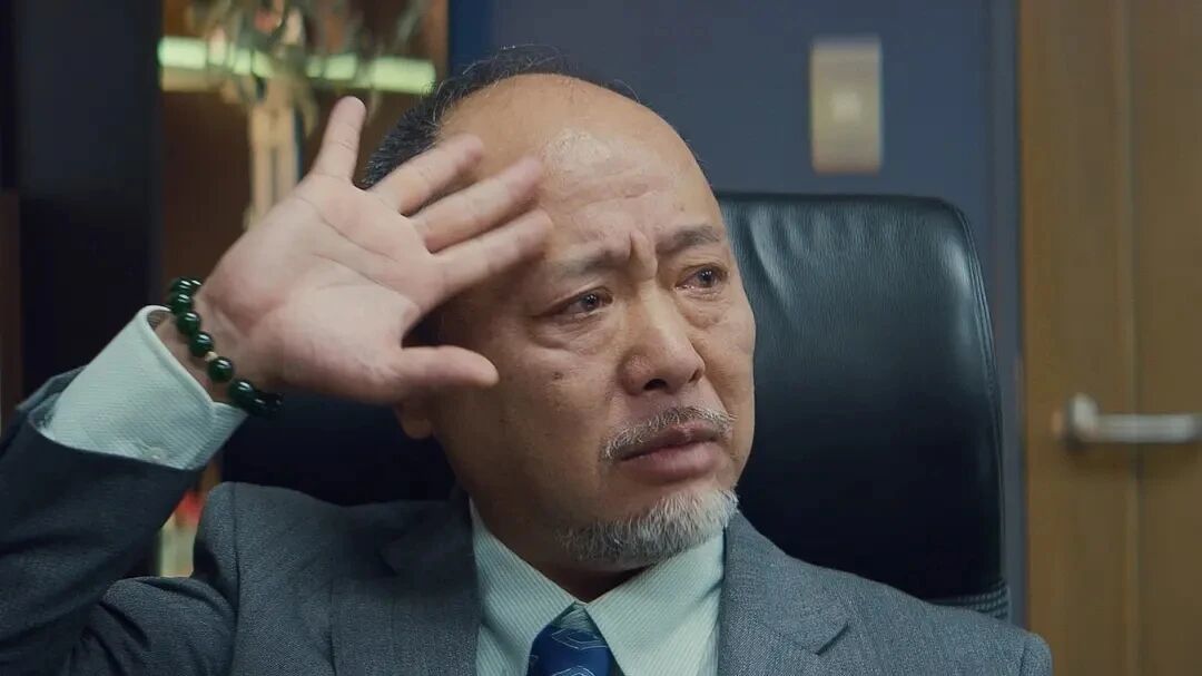 《逃离星期一》杀青一年半未定档,这部打工人喜剧赌的就是这4天