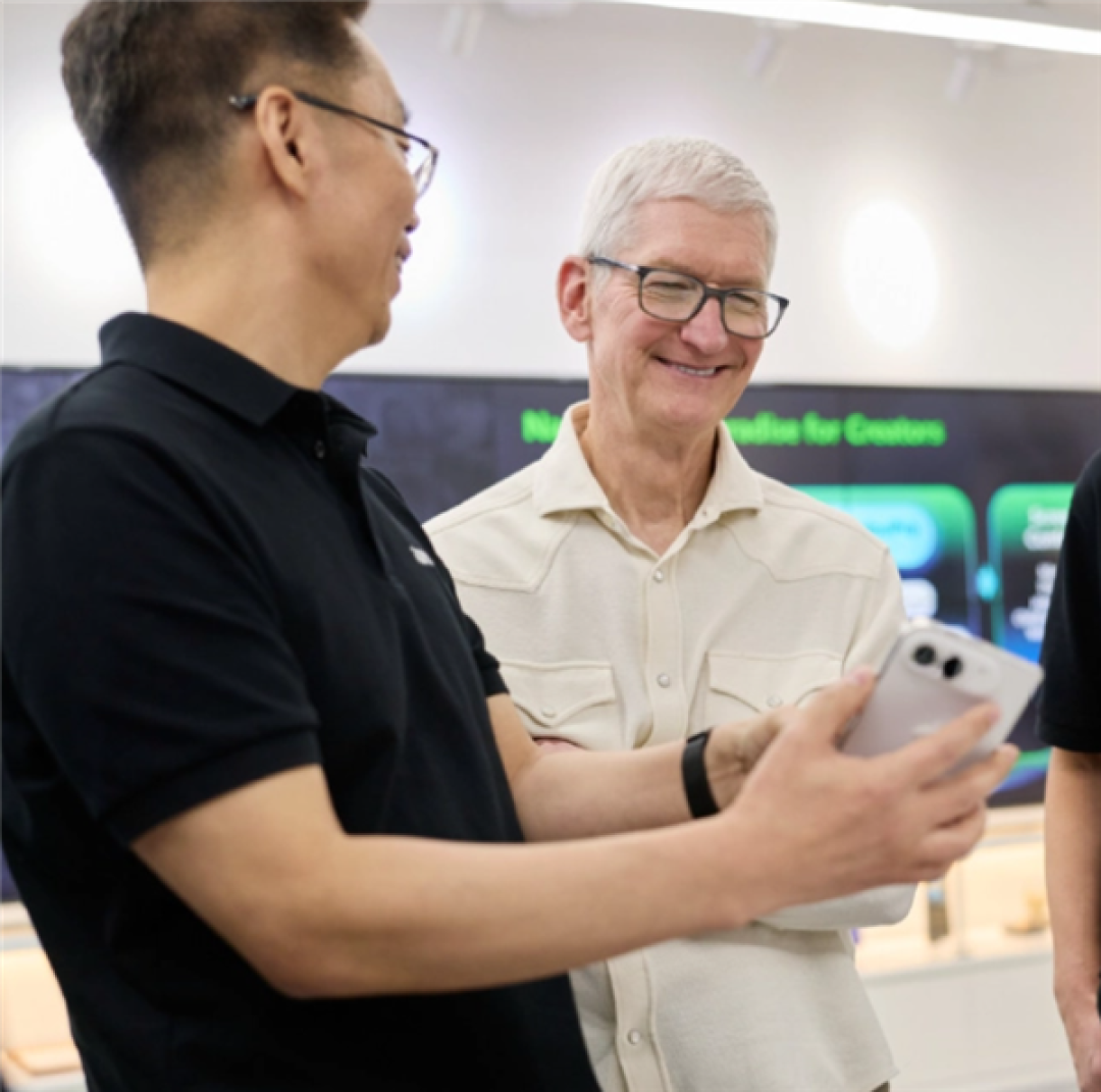 库克展示爱奇艺适配iPhone Duo的观影效果:盛赞其App十分出色