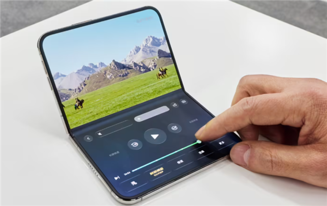 库克展示爱奇艺适配iPhone Duo的观影效果:盛赞其App十分出色