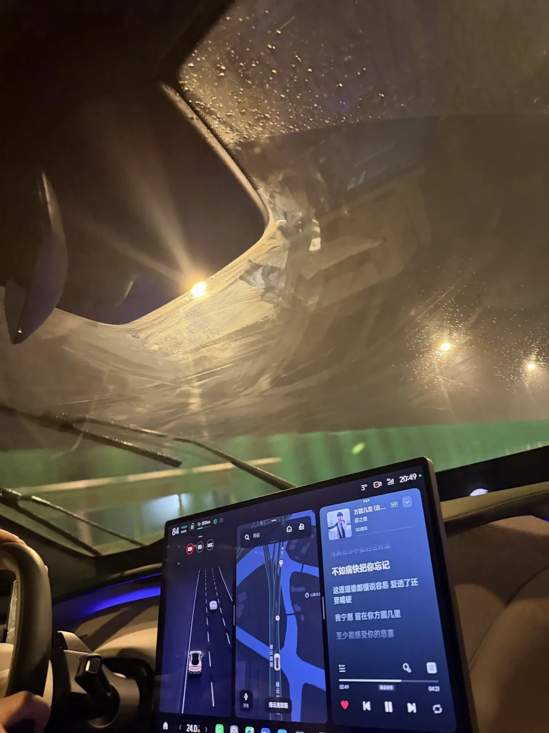 车窗起雾越擦越糊？先分清雾在哪一面，按键就不会再错
