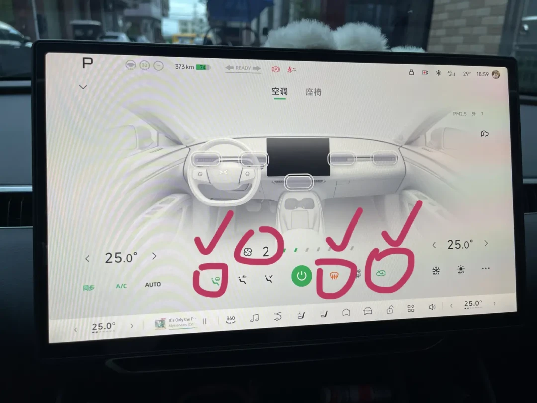 车窗起雾越擦越糊？先分清雾在哪一面，按键就不会再错
