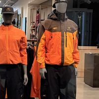 今年秋天的户外联名表挤到快满了：拆完73篇联名热帖和2900多条评论，先算版型、转手、场景三笔账再掏溢价