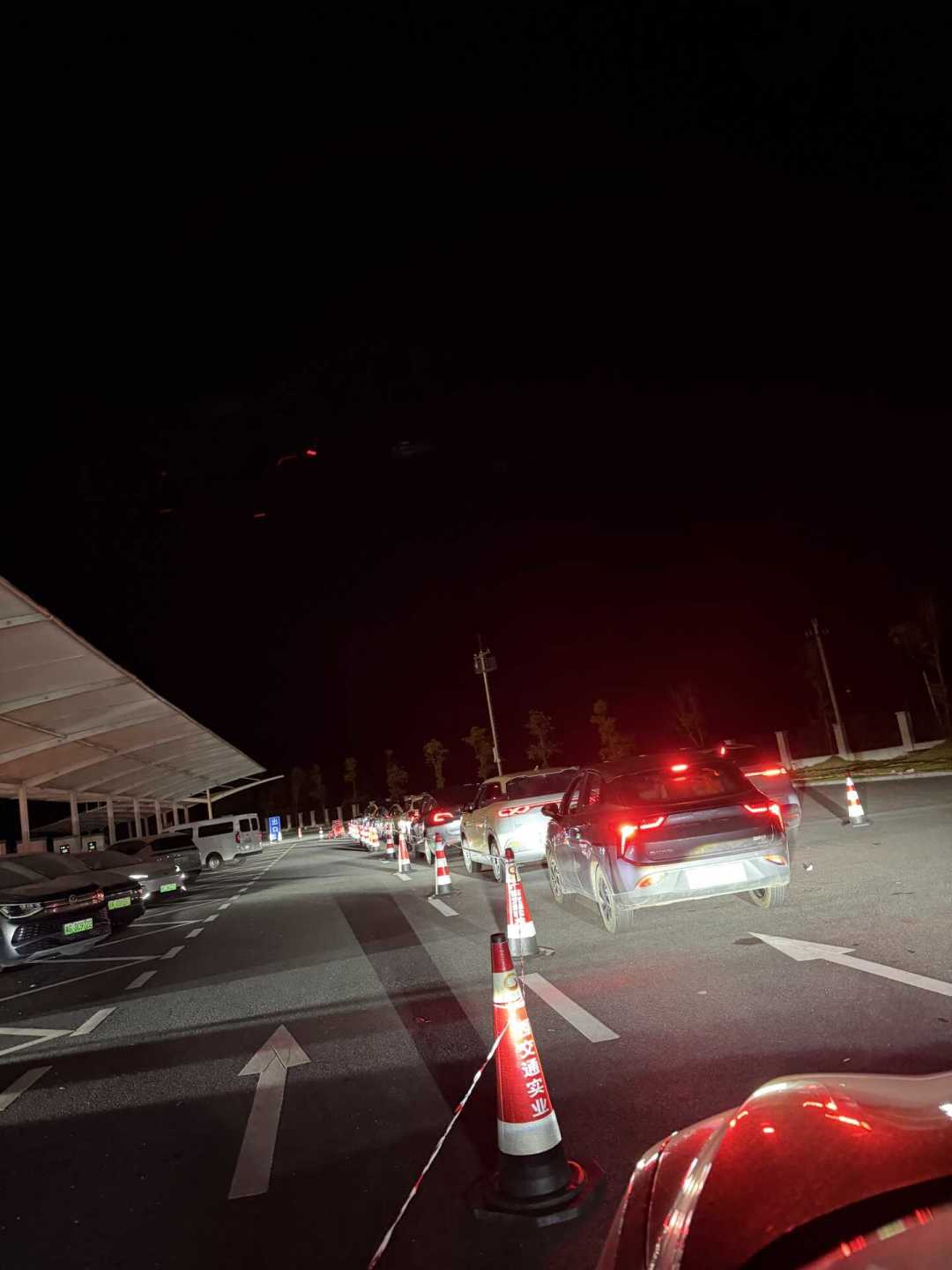 200台车排队、充到80%被撵走:国庆服务区抢桩大战,纯电和增程车主这笔账都算错了