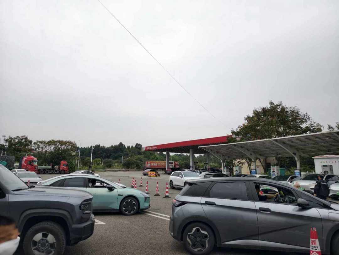 200台车排队、充到80%被撵走:国庆服务区抢桩大战,纯电和增程车主这笔账都算错了