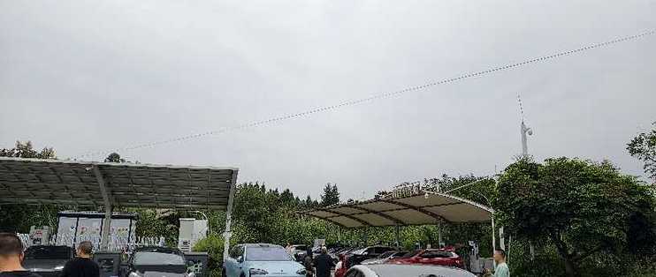 200台车排队、充到80%被撵走：国庆服务区抢桩大战，纯电和增程车主这笔账都算错了