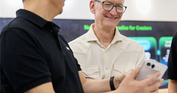 库克展示爱奇艺适配iPhone Duo的观影效果：盛赞其App十分出色