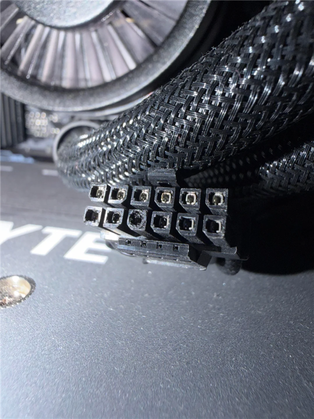 简直是救命灯!RTX 4090靠指示灯预警保命:晚一点显卡就烧了