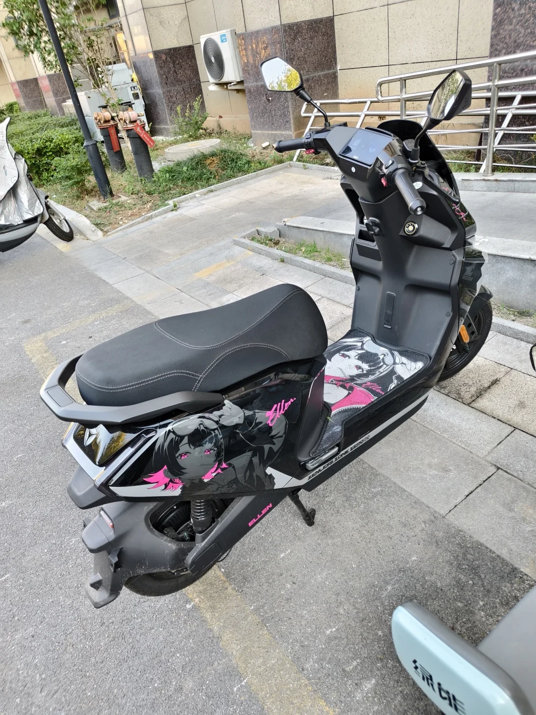 雅迪×绝区零联名车到店:溢价买的是漆面,减震还得自己颠