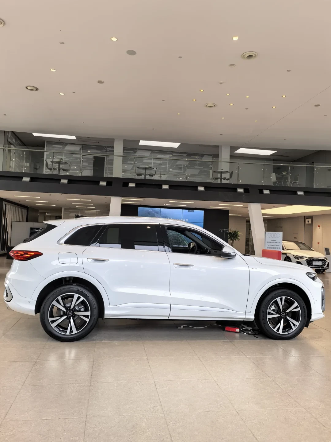 Q5L月销从1.4万台跌到六千台:新款裸车砸到22万、典藏版报出19万4——10月展厅里