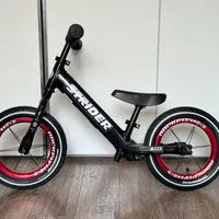 1岁娃的第一辆车：周末公园遛娃，为什么家长圈把低龄入门都指向 Strider