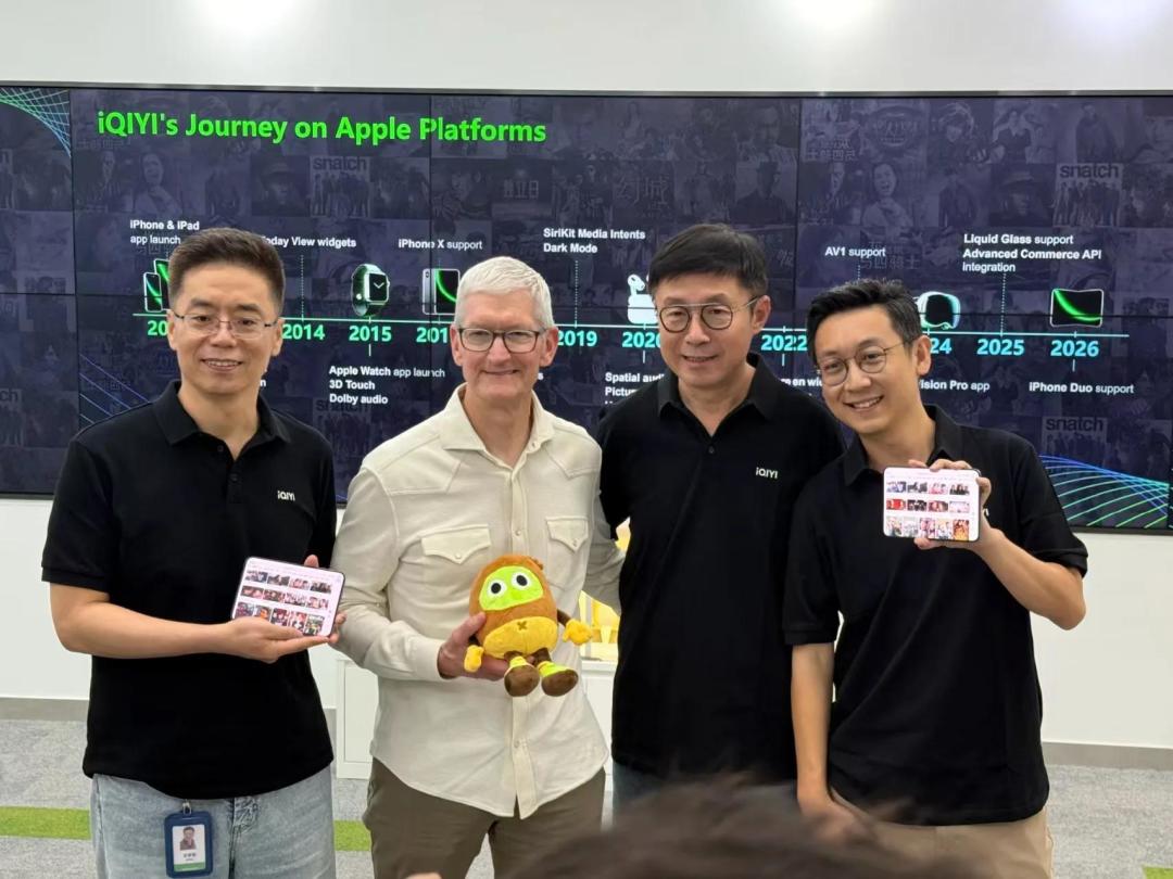 库克卸任后首访中国,卡在 iPhone Duo 预售前夜:答案和账本都在这趟行程里