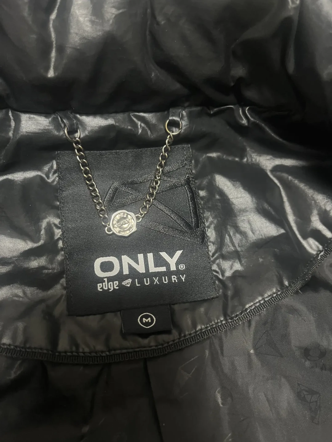 穿了近10年的ONLY羽绒服,正被中古店当“绝版”蹲:这个冬天换羽绒前,先把吊牌上三行数字读明白