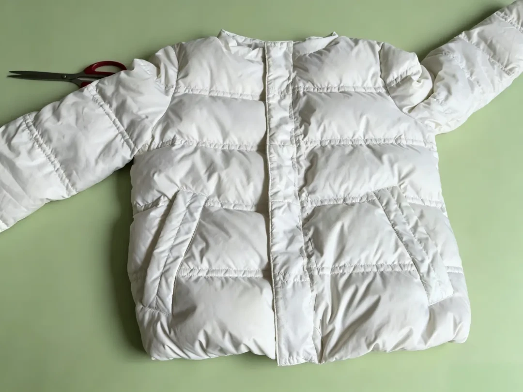 穿了近10年的ONLY羽绒服,正被中古店当“绝版”蹲:这个冬天换羽绒前,先把吊牌上三行数字读明白