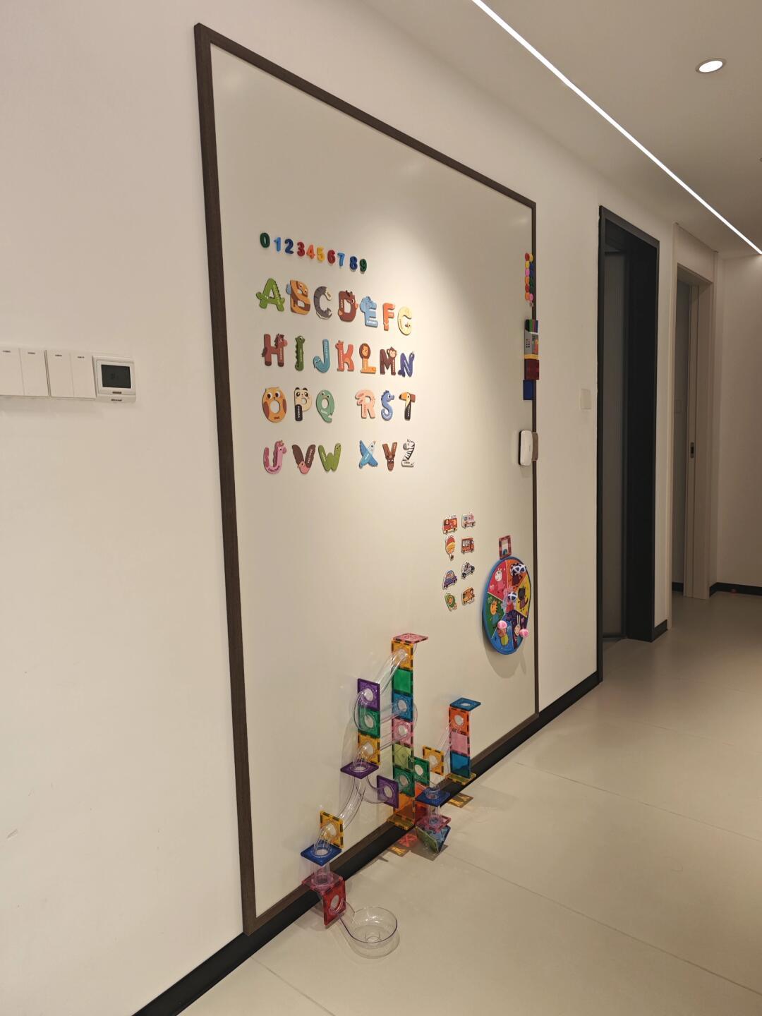 磁力片吸上墙,娃半天不喊妈:对完13篇白板墙/珐琅板抄作业帖,5条路线各有各的坑