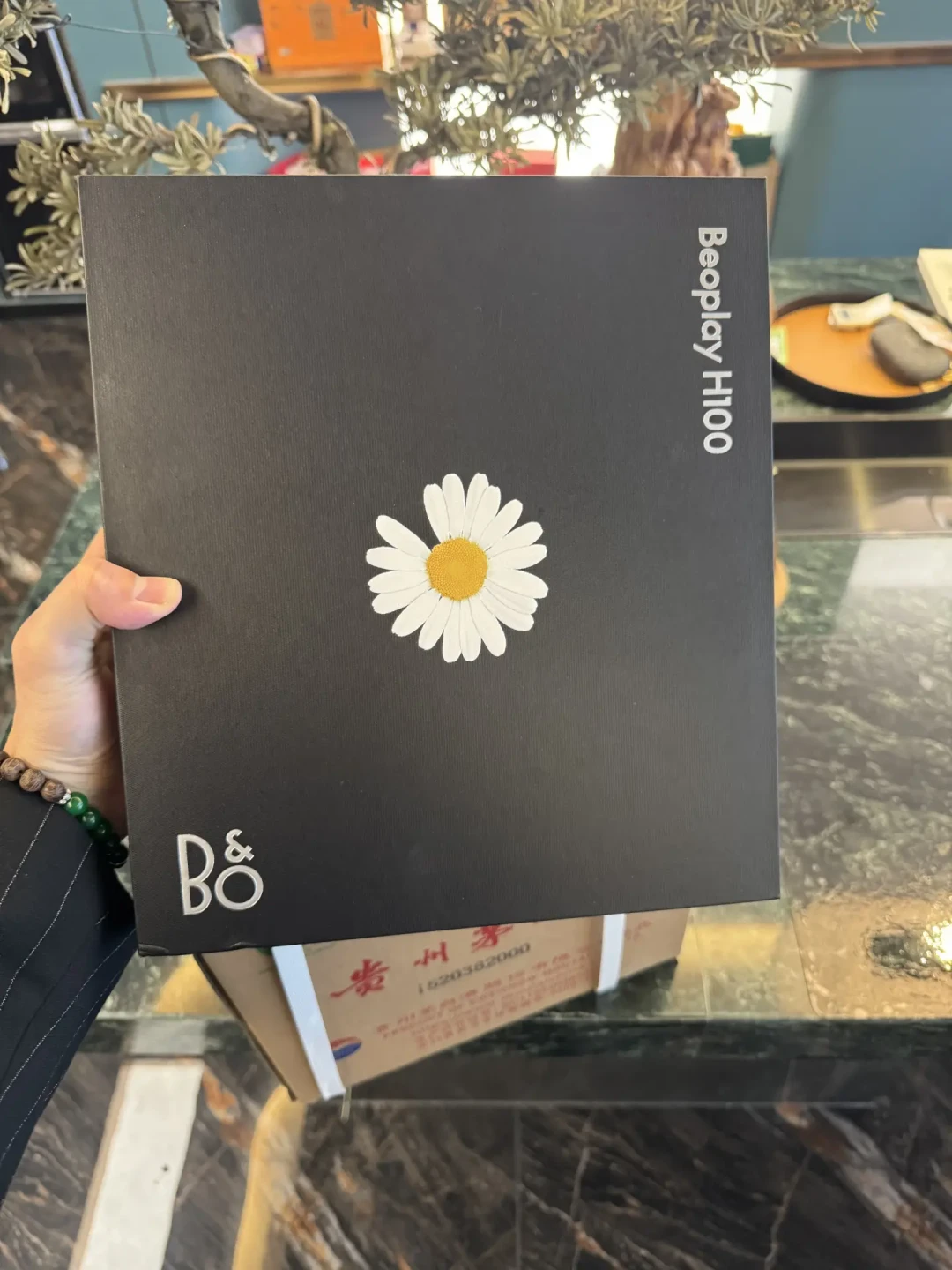 权志龙版要抽签、闪电版摆柜台:B&O百年联名的两份命运,掏钱前先分清三个口径