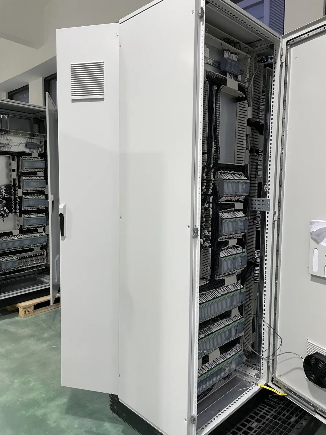 施耐德接触器卖正泰3倍价，多出来的钱到底买走了什么？四本账摞完，谁该上品牌、谁能换国产、谁碰不得20块的