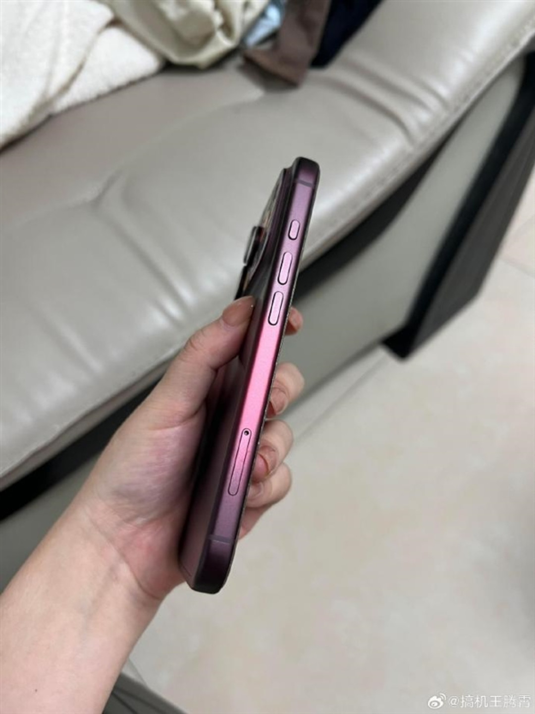 用户买苹果iPhone18 Pro红色吐槽:开始氧化褪色 真机惨不忍睹