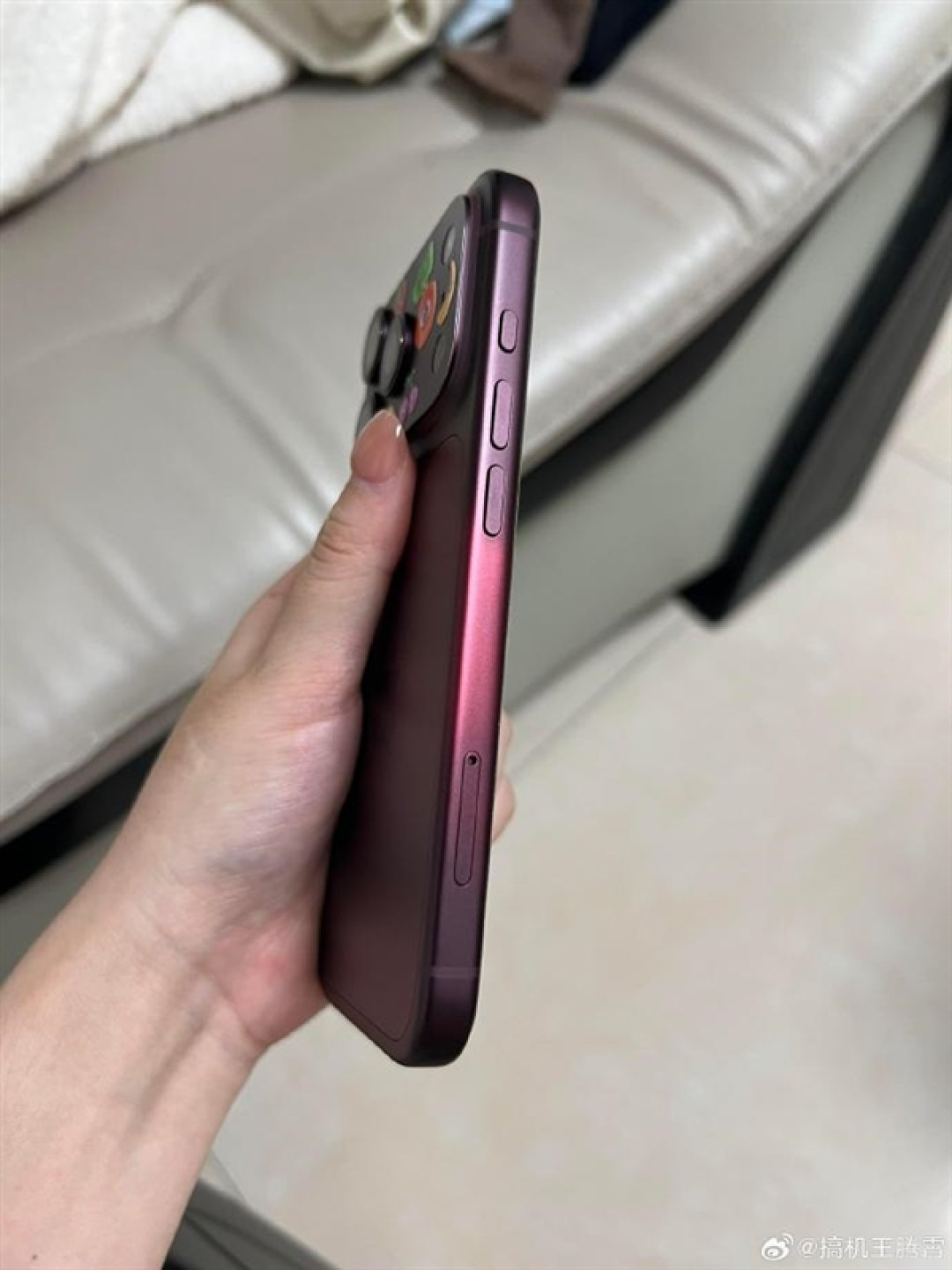 用户买苹果iPhone18 Pro红色吐槽:开始氧化褪色 真机惨不忍睹