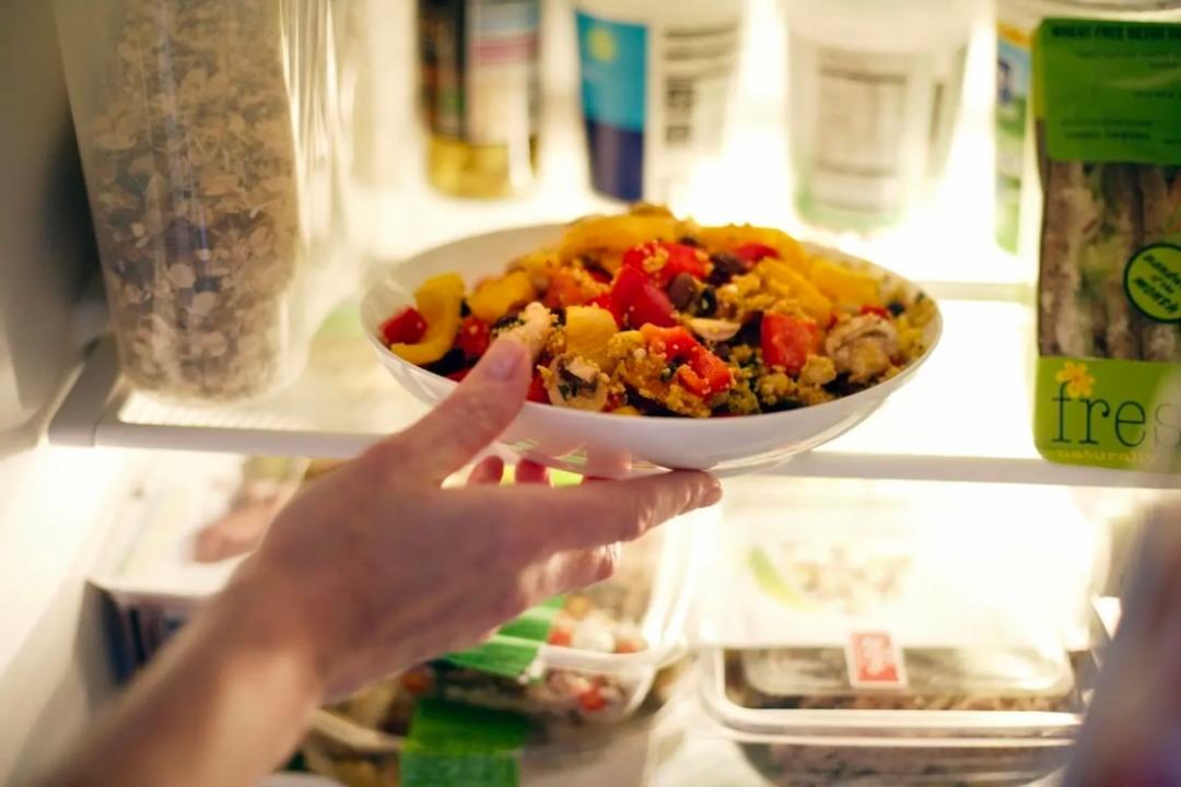 别等剩菜放凉了:450组检测数据说透,冰箱里真正该扔的只有4类