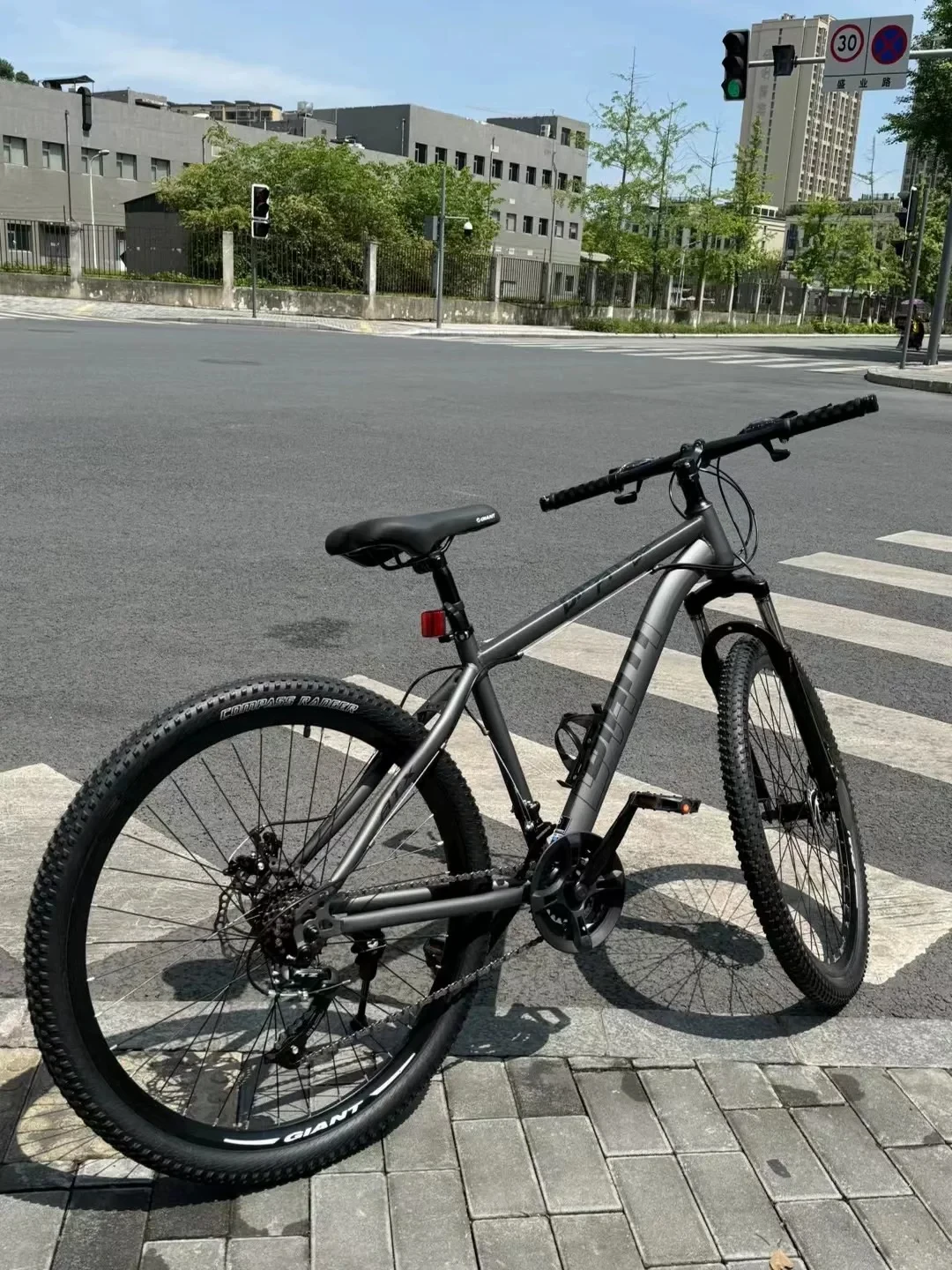 闲鱼上几百块的