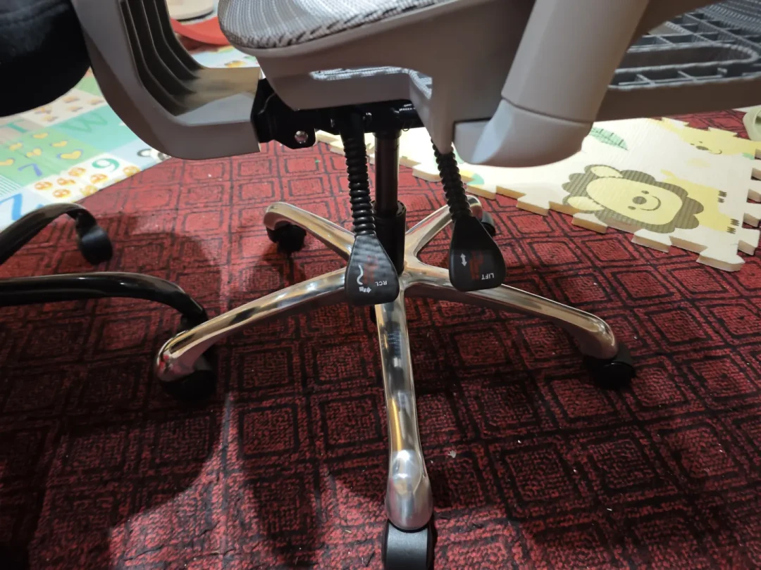 联丰椅子用了一年、三年之后:先坏的不是坐垫,是那几颗你看不见的螺丝