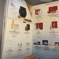 春秋航空的售货广播开麦前，先记住三件事：卤肉饭提前订省5块、大牌免税只有国际线划算、刚买的獭祭贵过机场一倍