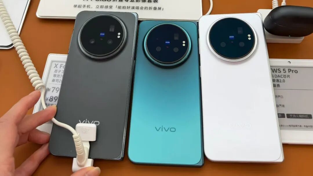 iQOO 15 闪存门：同一款机，有人抽到 4.1，有人抽到 4.0
