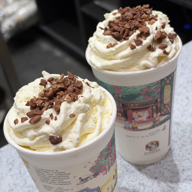 在广州排两小时买一杯茶颜，到底值不值？先把这杯的"总成本"算清楚