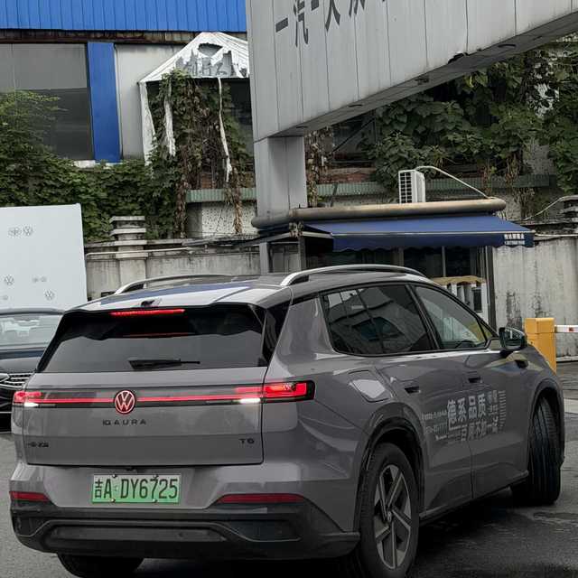 试驾车冲进一汽-大众展厅、1人卷进车底：安心购车季出门试驾前，先把这四个问题弄明白