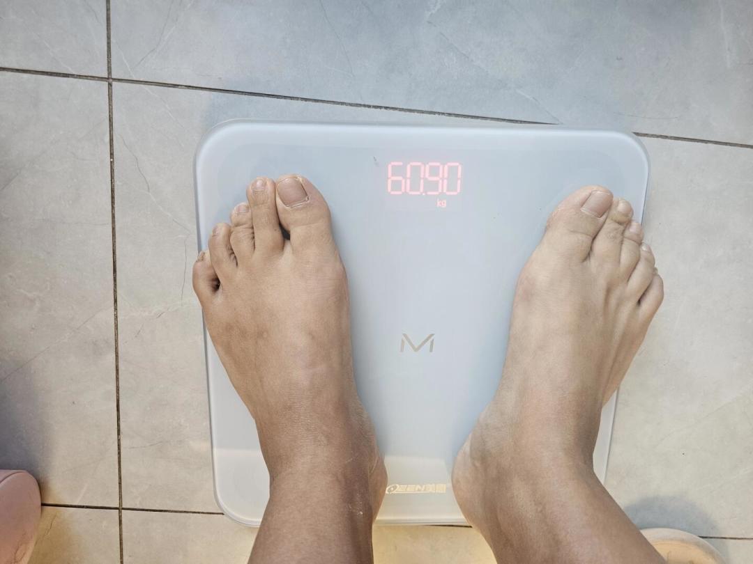想认真控制饮食,第一步不是算热量,是先称7天体重