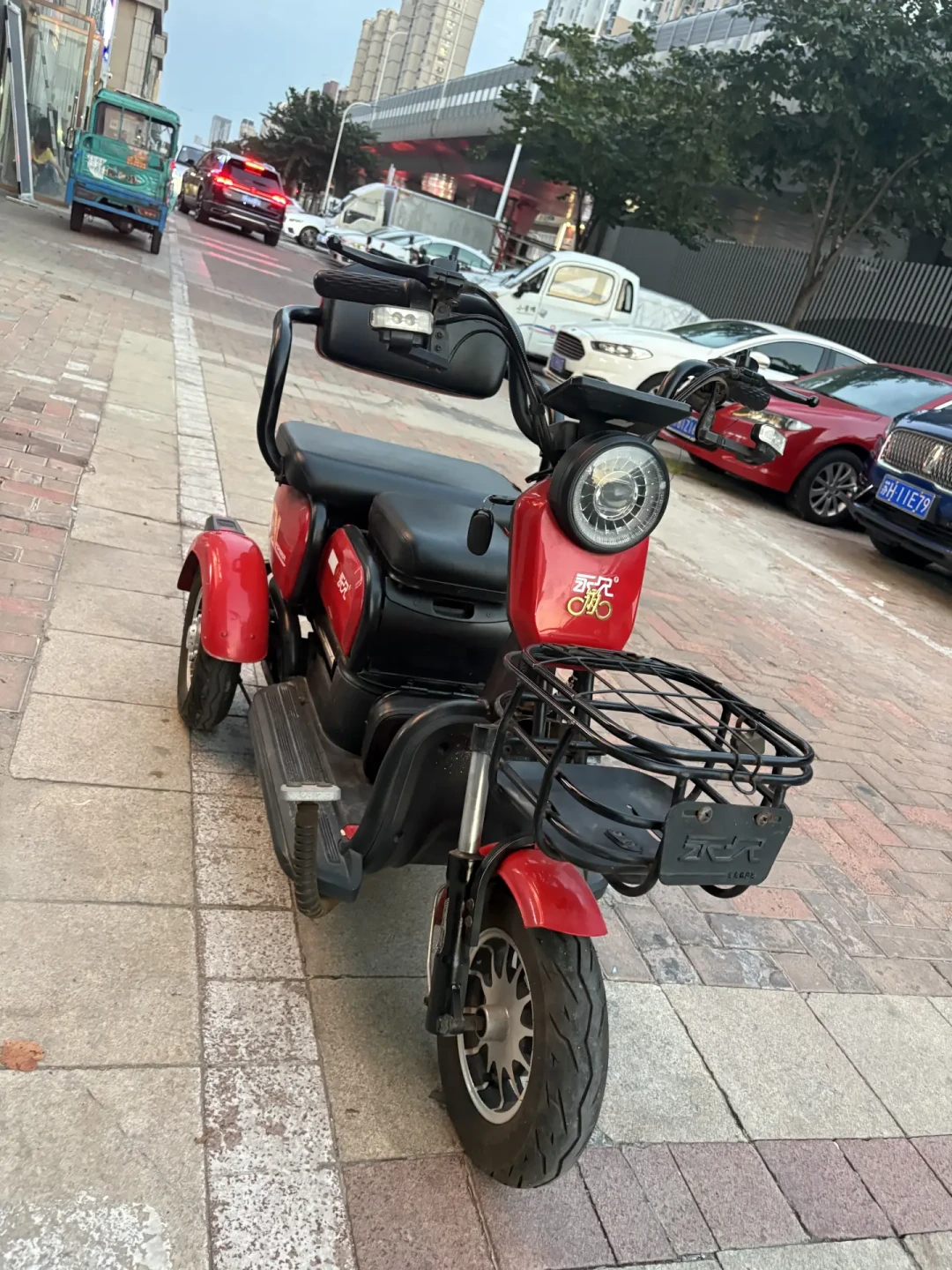 永久的破产新闻都在自行车那头,店里卖给爸妈的