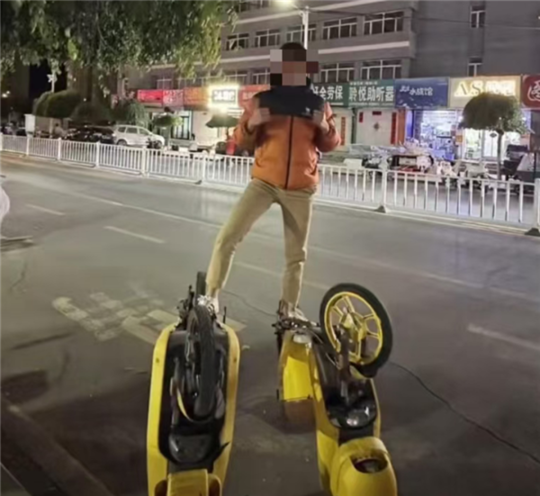 模仿网络烂梗 多地共享电单车被恶意倒立!警方出手