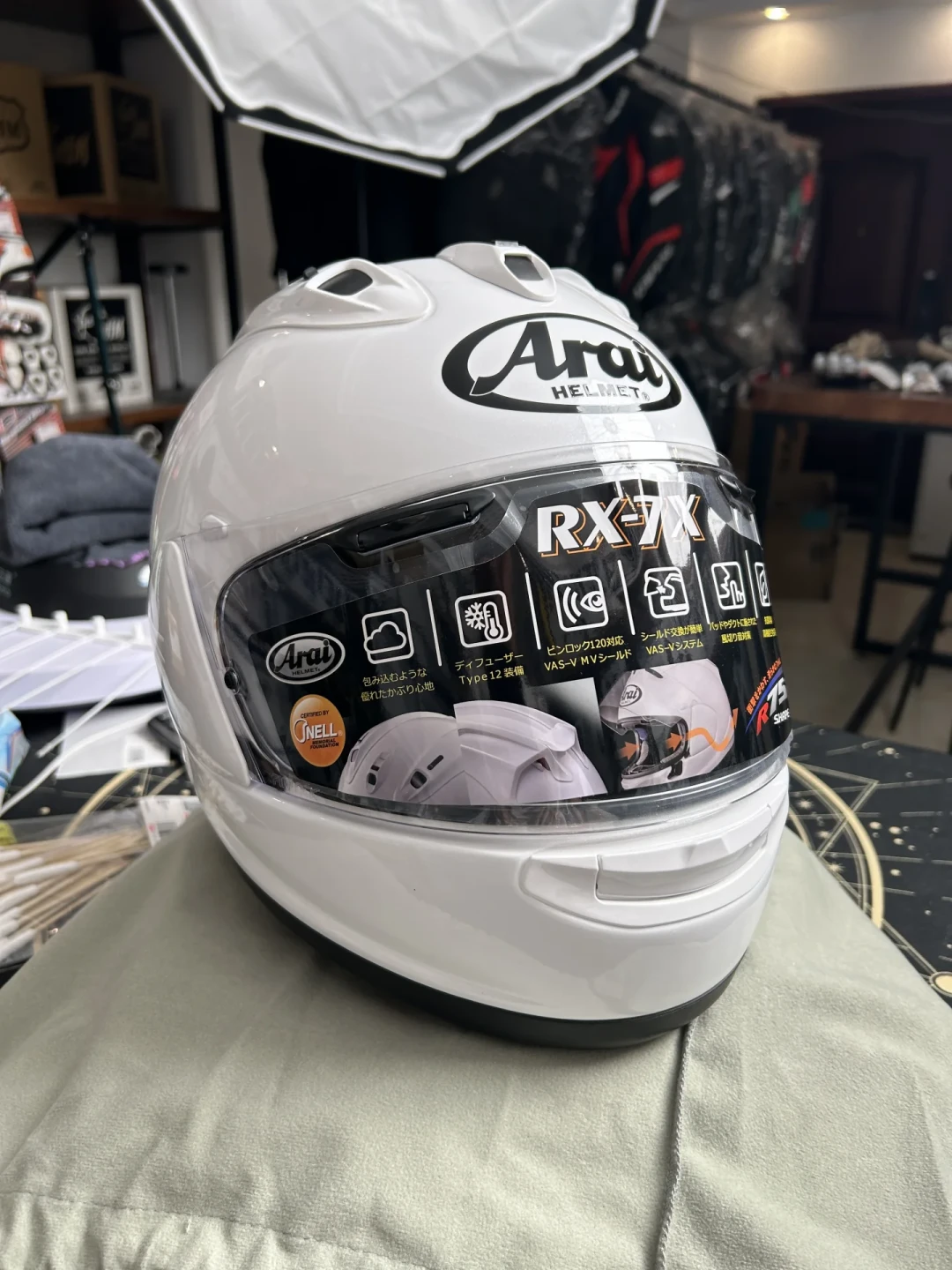 「Arai是不是五年就废了?」翻完两派论战和几十条内衬帖:换不换不看年限,看这四样;洗、换、换盔三本账一次算清