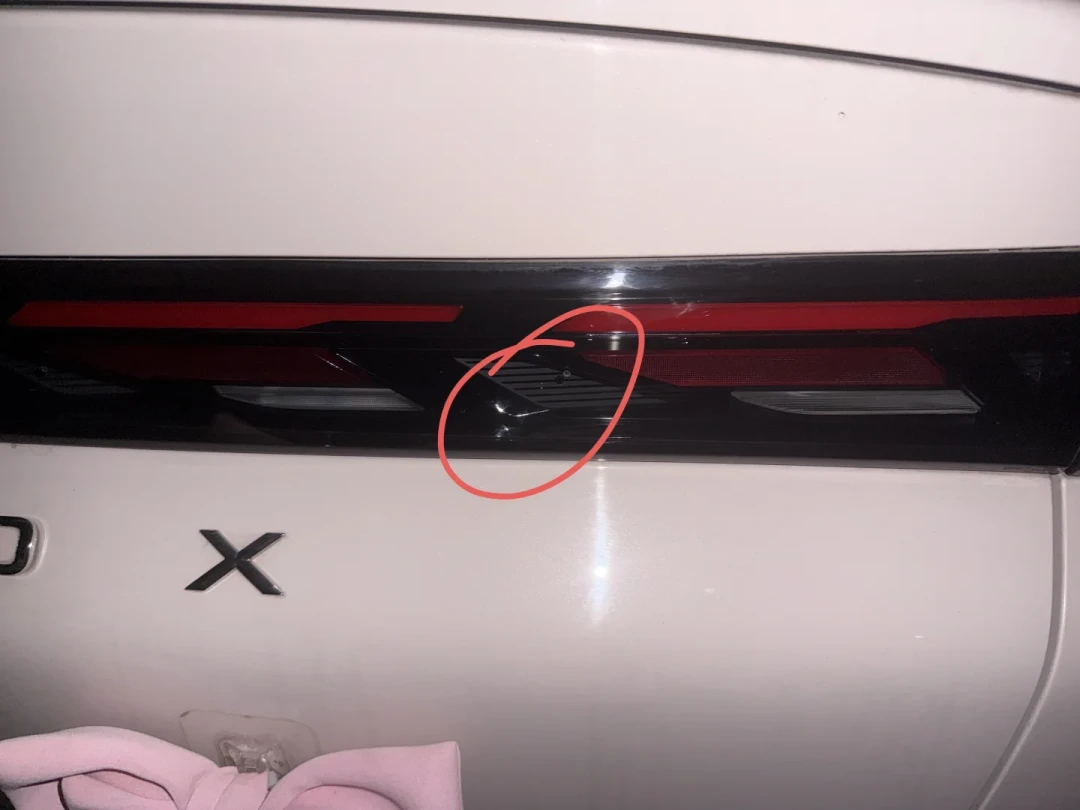极狐S5贯穿尾灯的